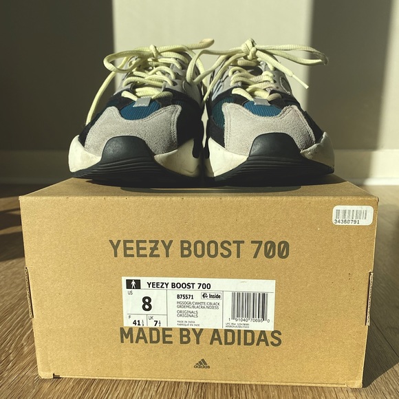 Yeezy Boost 700 Runners sz8 men’s main image 4